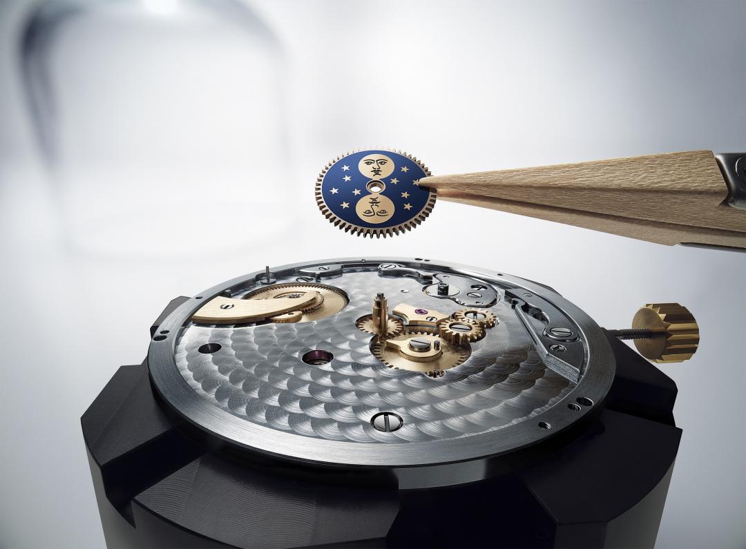 502.3.DRL型機芯配備月相功能，動力儲存45小時。