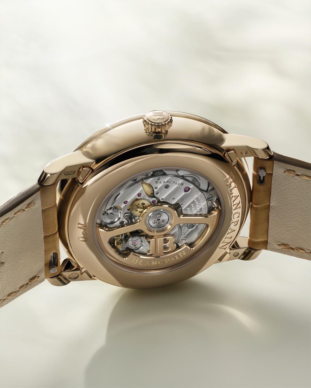 全新設計的鏤空自動盤，展現修飾工藝。