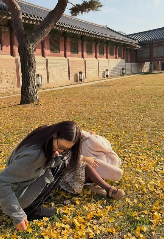 崔智友和寶貝女兒一起出遊。