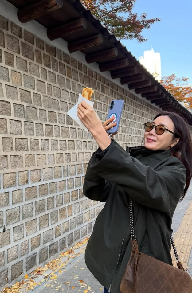 崔智友的手機貼紙洩漏童心。