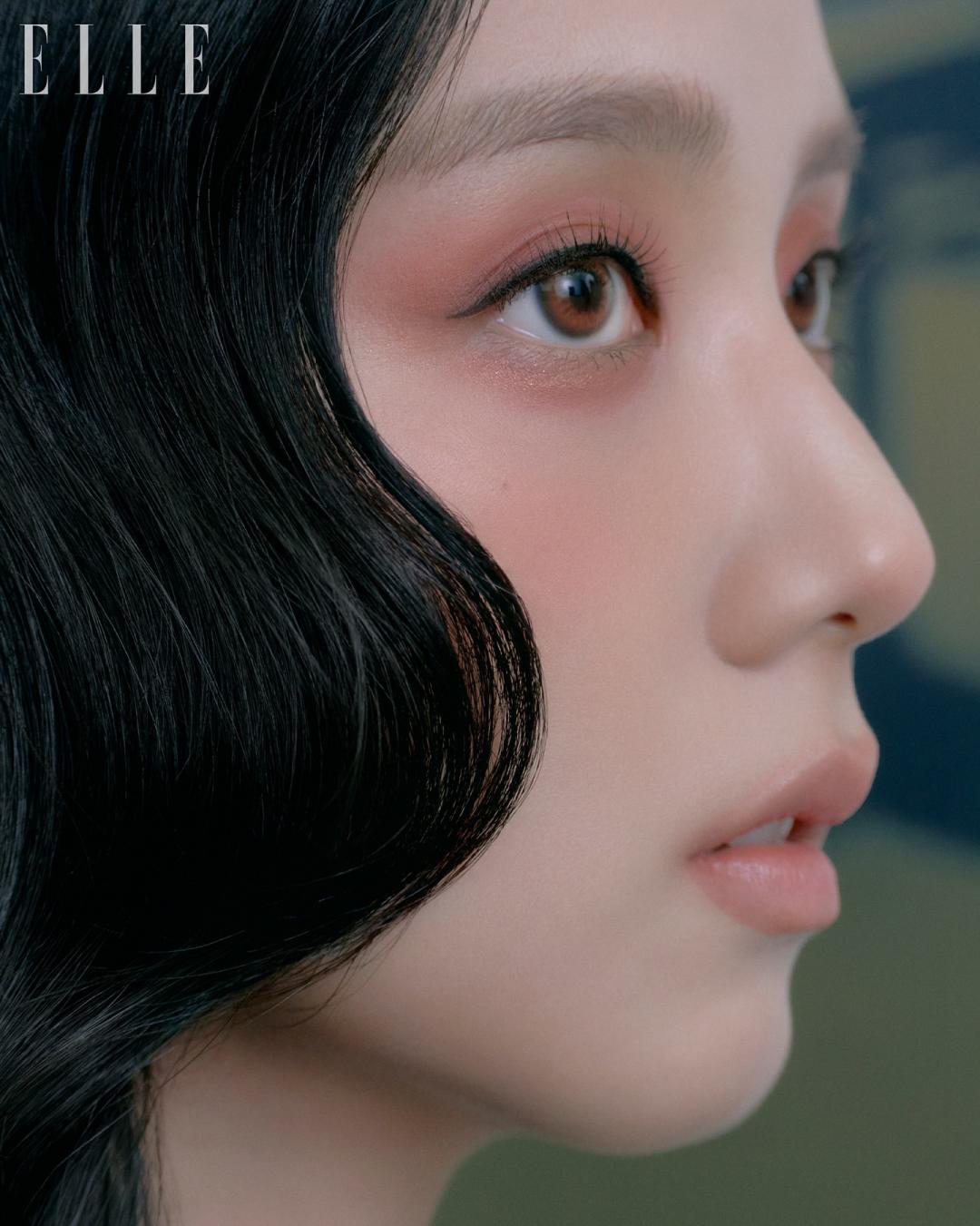 復古風格的側面鬈髮線條，也為Jisoo最新封面增添俏皮感。