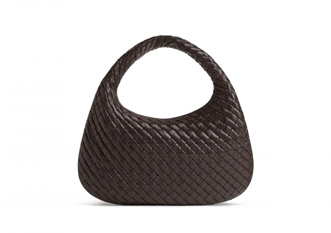 Veneta小型編織皮革肩背包，售價NT$136,500元。