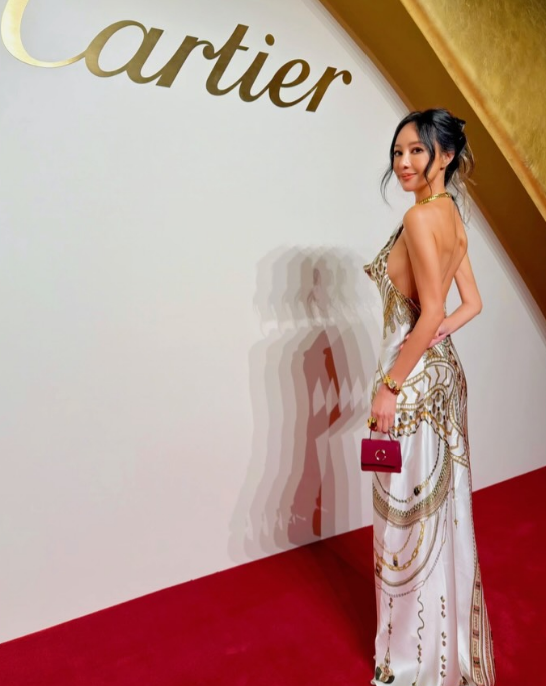 關穎出席卡地亞活動，側面挖空大秀身材。