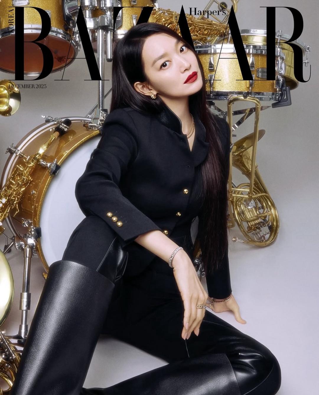 申敏兒以LV珠寶增添貴氣。