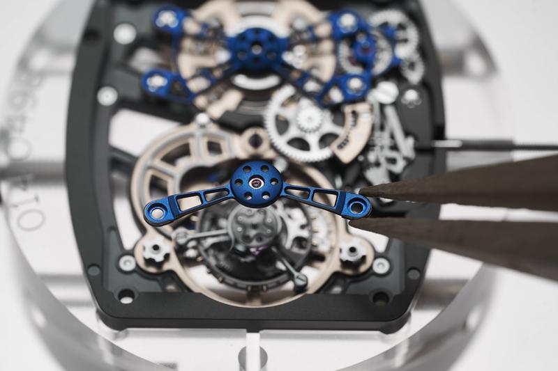 藍色PVD塗層塗覆橋板。（RICHARD MILLE提供）