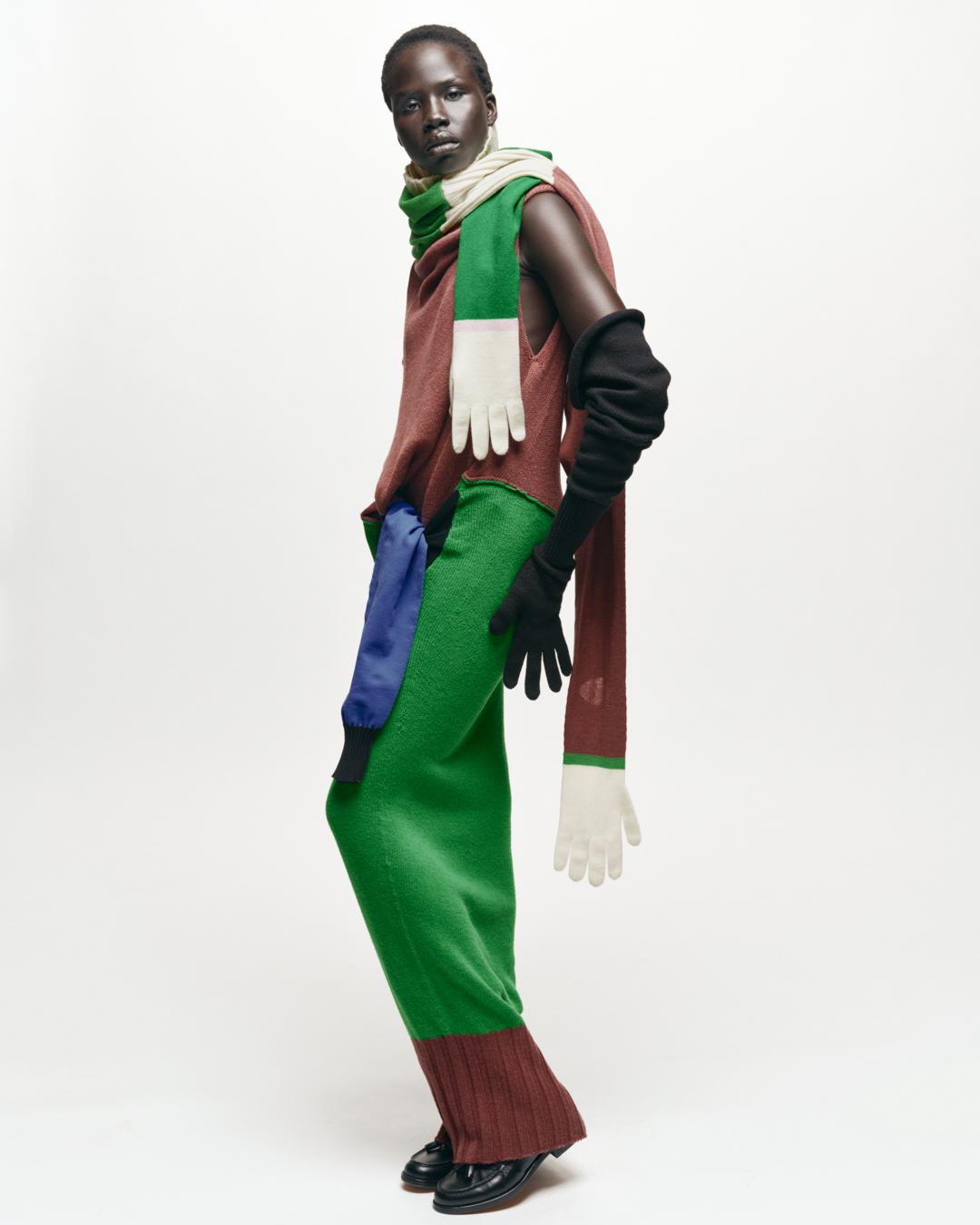 造型長袖洋裝（NT$40,300）、長袖短版開襟衫（NT$24,800 ）、BREEZE KNIT GLOVES長手套（NT$6,800）。