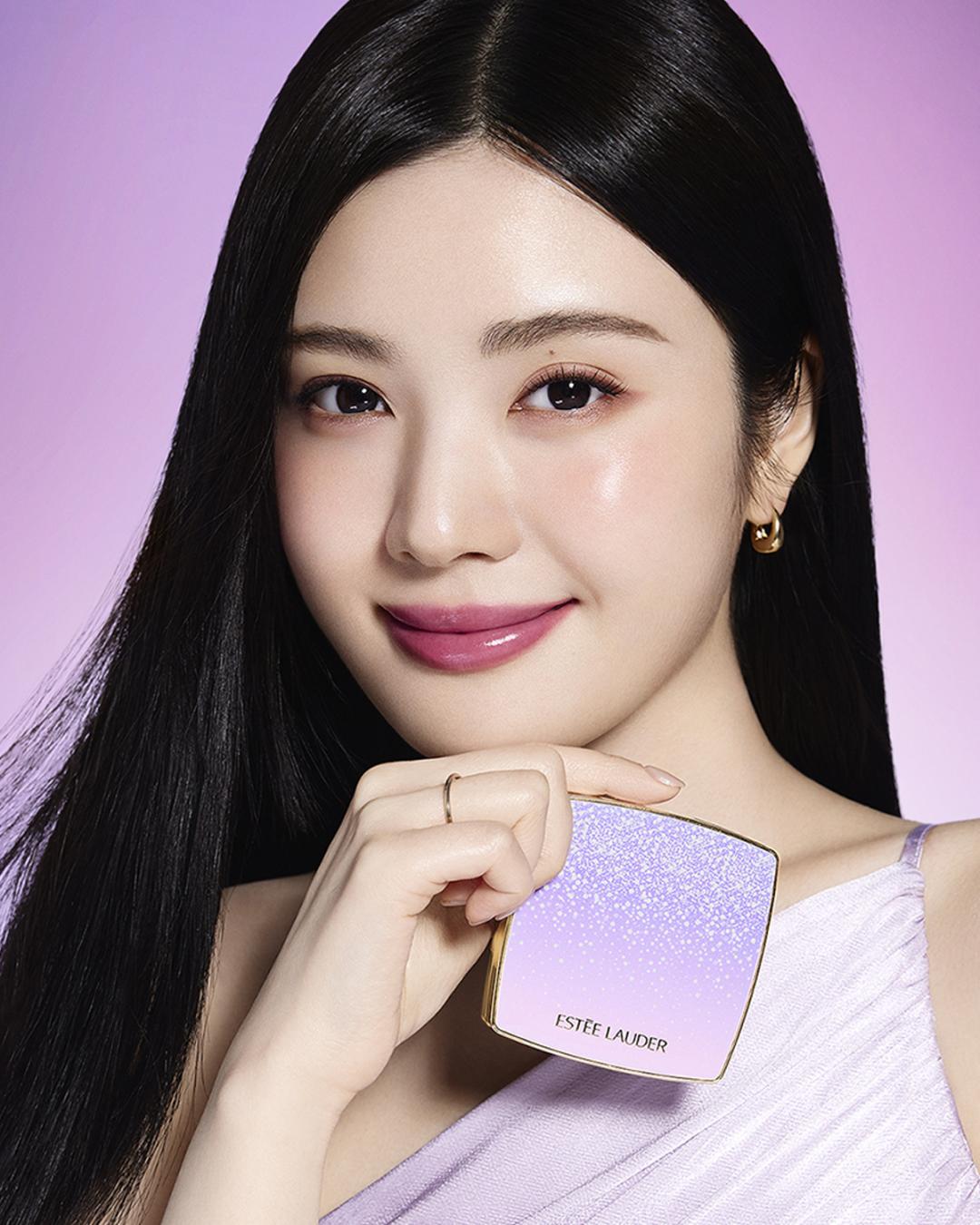 從紫色蜜粉到仙氣唇妝！IU「冰透紫」妝容引爆冬季美妝風潮