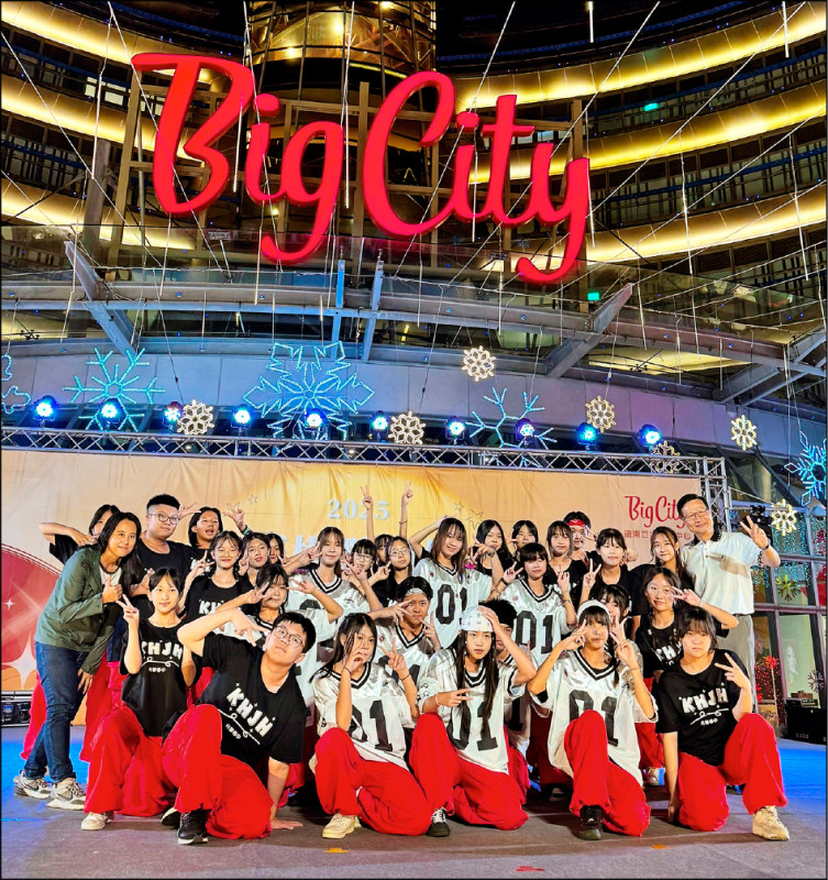 耶誕點燈後遠東巨城邀請新竹在地學校社團演出，持續成為學子們展現才藝的公益平台。