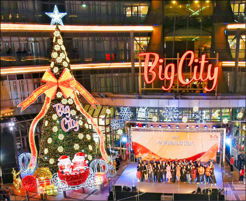 遠東巨城11月15日點亮耶誕樹，以巨型蝴蝶結包裹耶誕樹的意象，代表即將到來的週年慶要送給消費者滿滿的禮物。