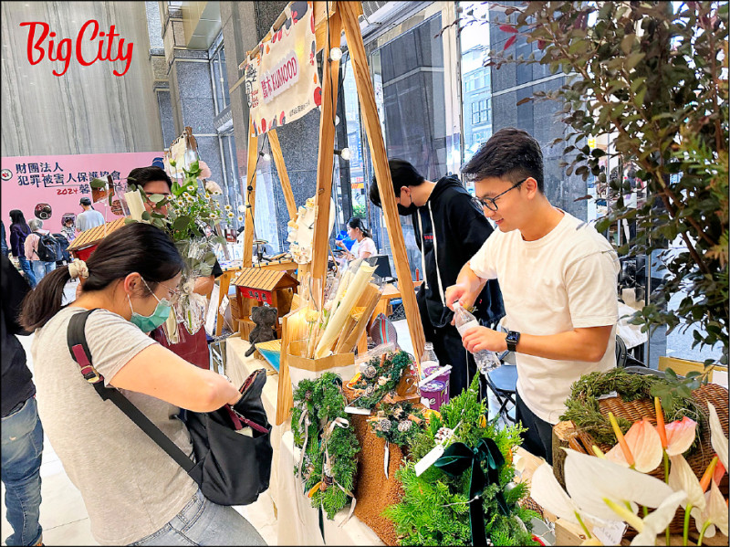 遠東巨城連續12年與法務部被害者保護協會合作「馨生市集」，讓被害家庭能得到實質經濟支持與關注。