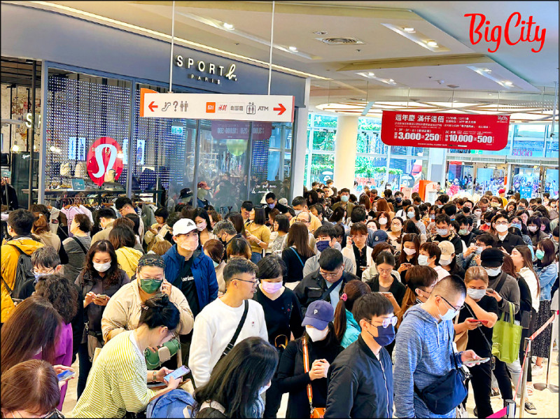 點亮耶誕樹後，遠東巨城預告週年慶將於11月27日至12月8日壓軸登場。