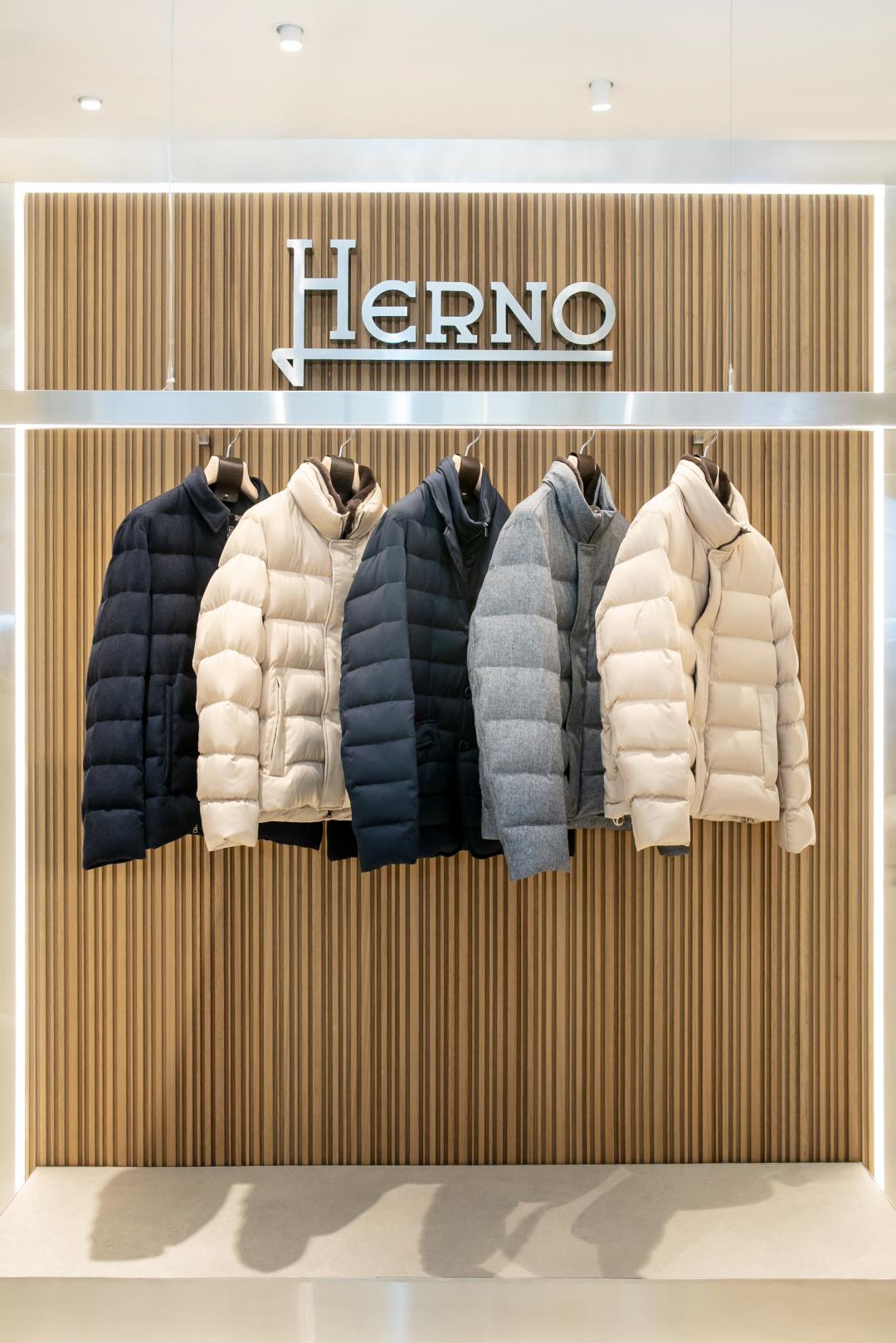 HERNO全系列服飾都做了防雨處理，防潑水特性能抵禦冬季潮濕氣候。