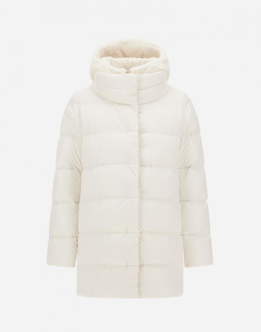 女仕生態皮草羽絨大衣，售價NT$41,800元。