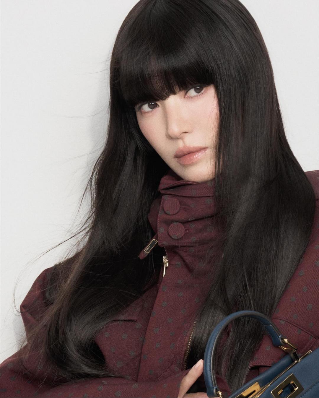 黑長髮搭配厚劉海也完全撐得起來，宋慧喬果然是百變女王。（翻攝自instagram）