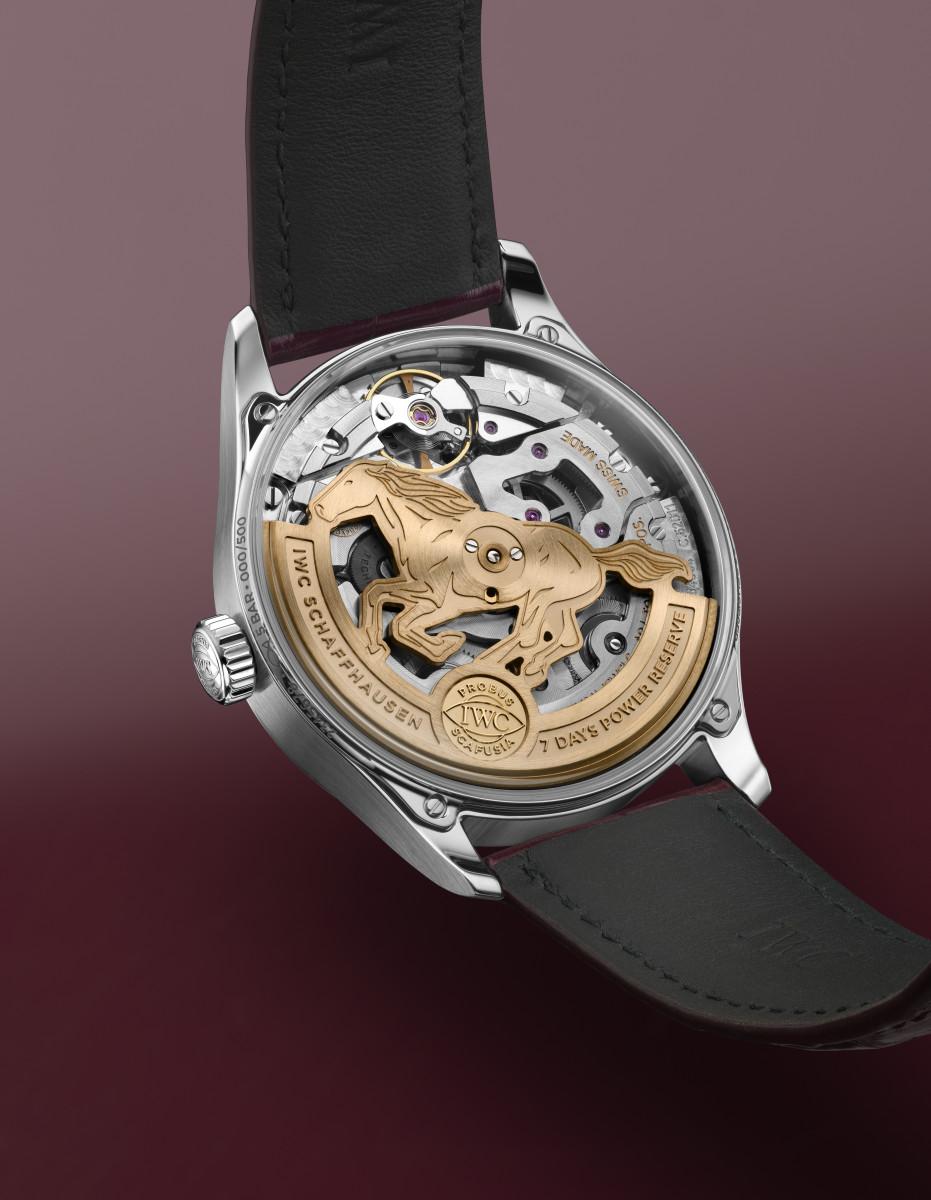 腕錶搭載52011型自製機芯，鍍金自動盤點綴駿馬造型。