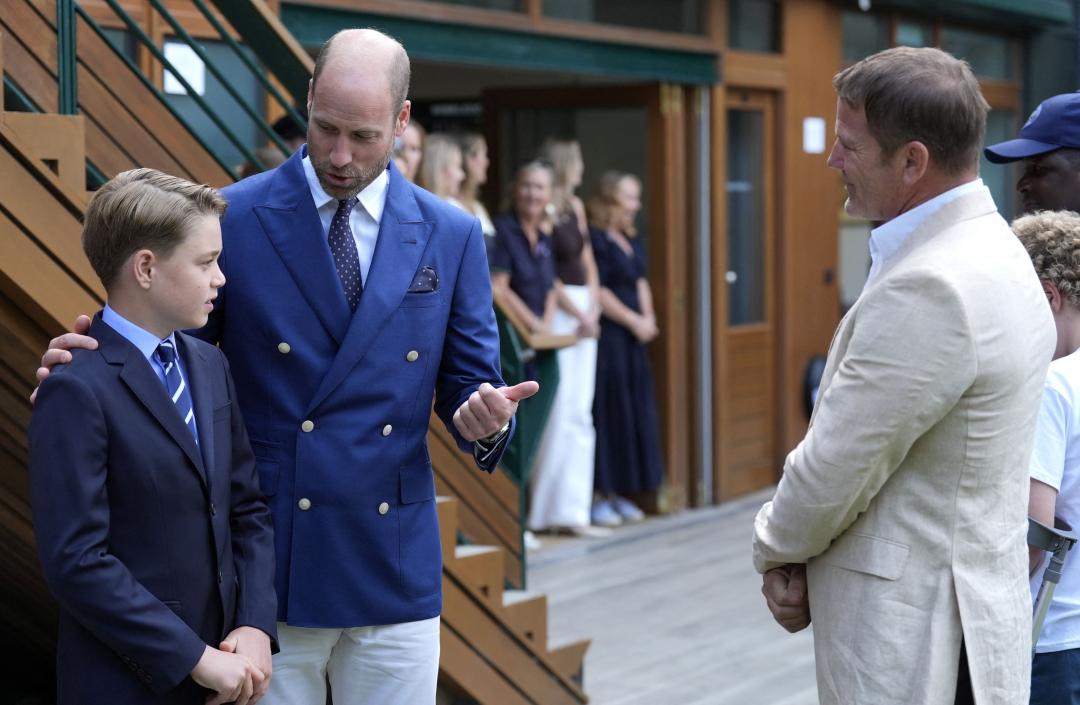 喬治王子近期亮相都穿上西裝。(路透)