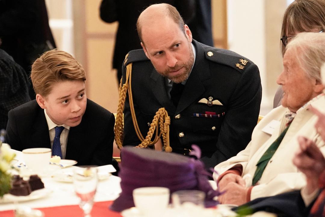 喬治王子和父親威廉王子越來越像。(法新社)