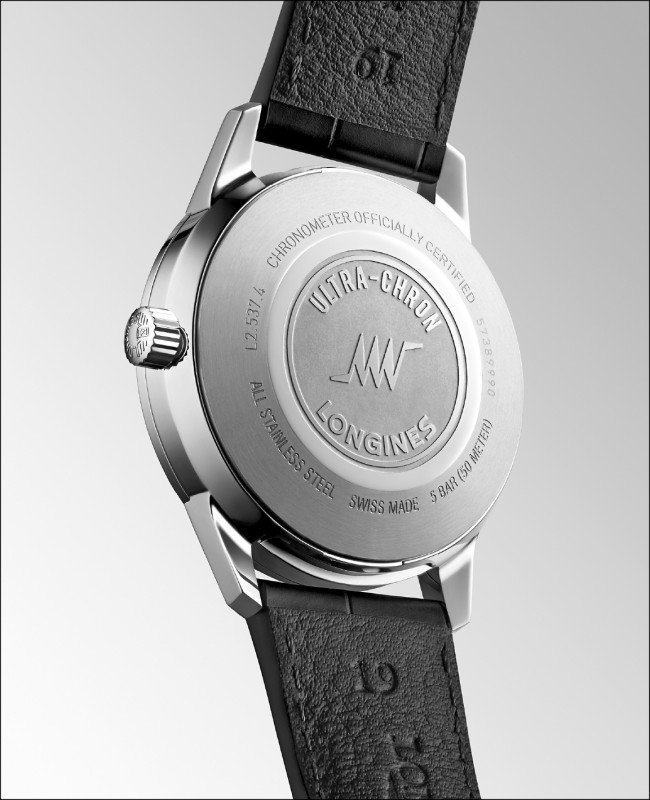 錶底蓋裝飾高振頻圖案，突顯精準特色。