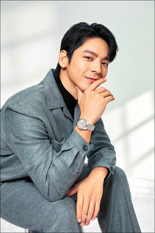 浪琴品牌好友林柏宏佩戴全新腕錶展現帥氣風格。