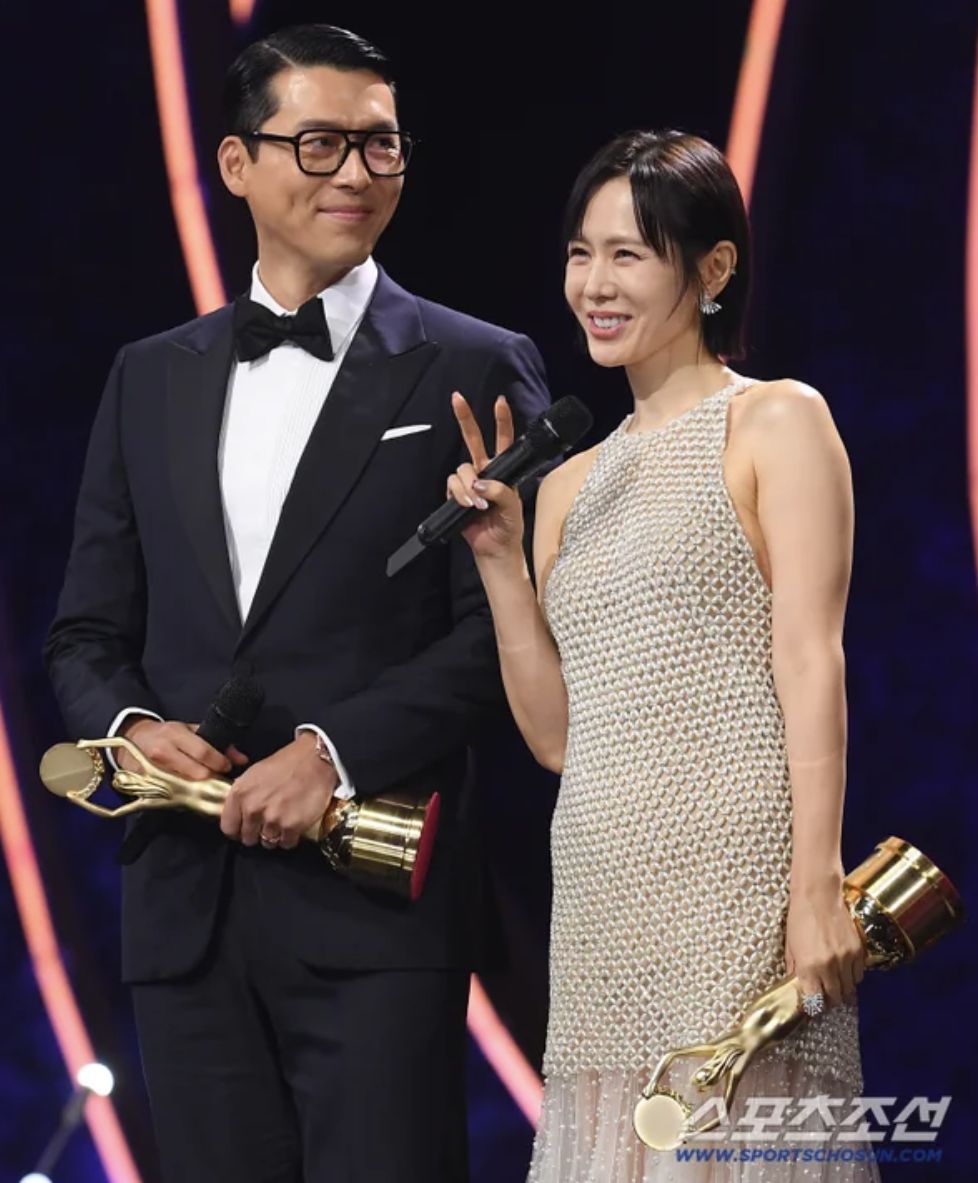 夫妻倆一同上台領取人氣獎。