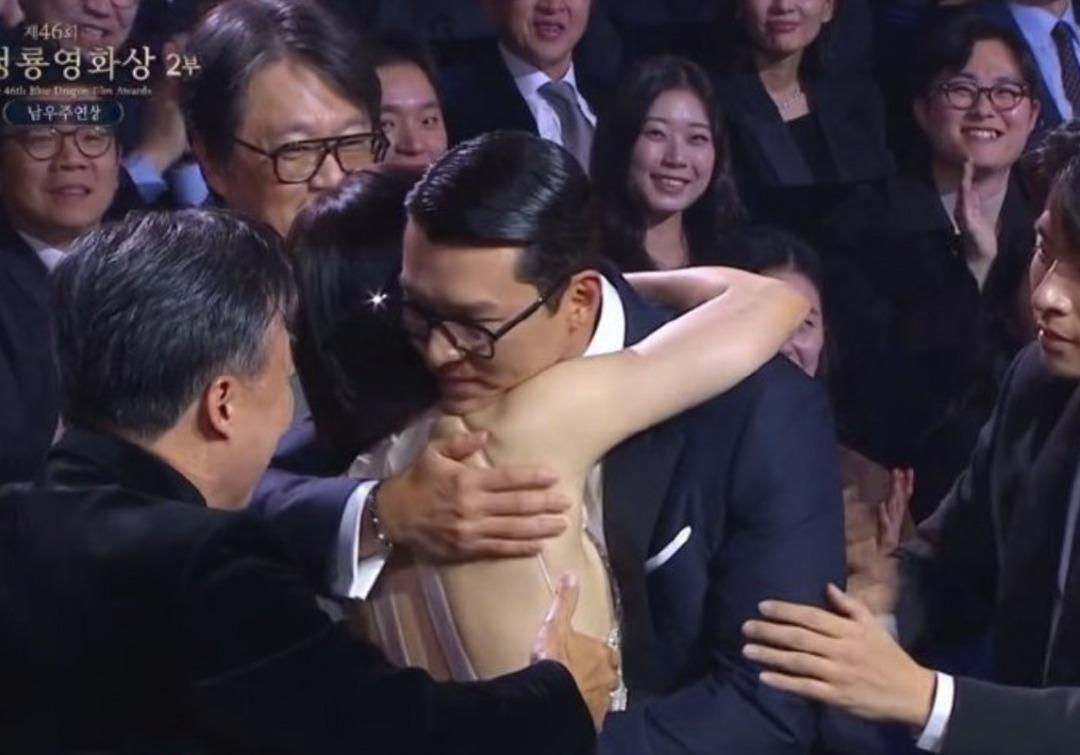 孫藝真奪影後，玄彬緊緊摟著嬌妻。