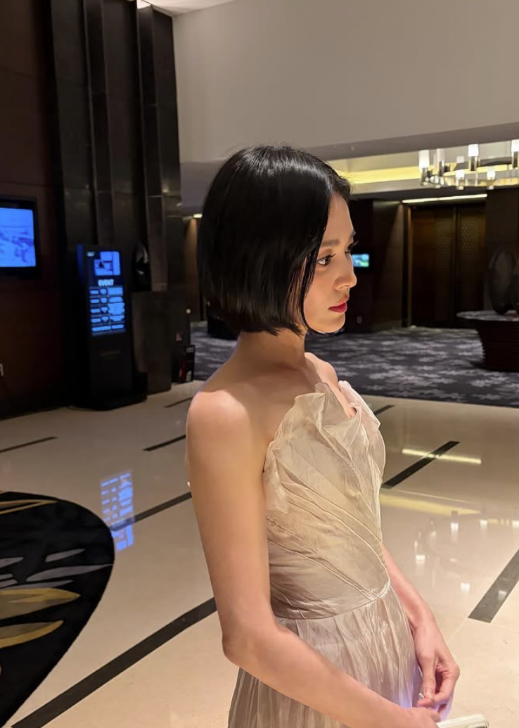 剪了短髮的宋慧喬看起來更年輕。