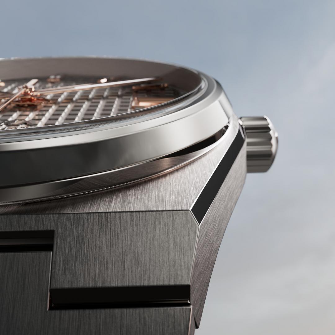 鈦金屬錶殼和鍊帶以霧灰質感展現低調科技感。