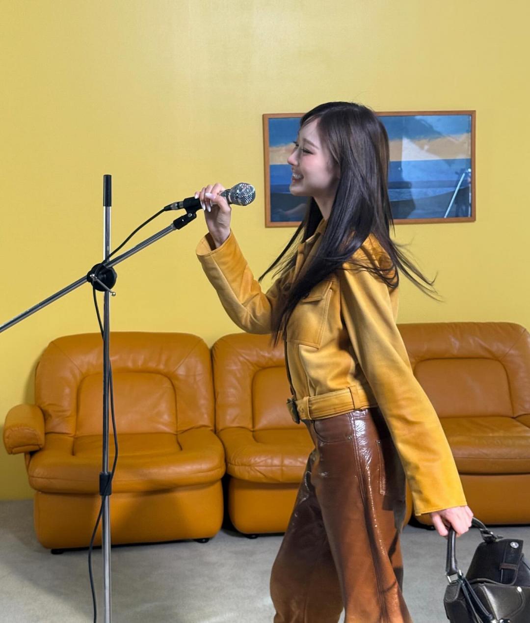 隨著新廣告公開後，Giselle也曝光了自己手機內的拍攝花絮，只見她在現場玩得盡興，展現高冷女神臉孔下的親和魅力。