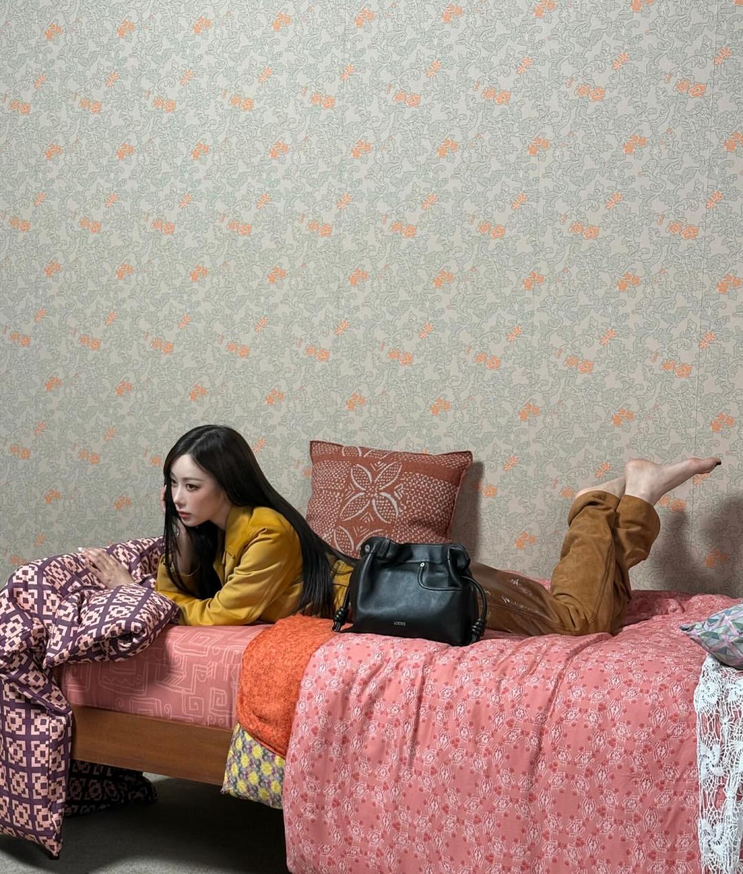 赤腳拍攝意外流露現場輕鬆氛圍。