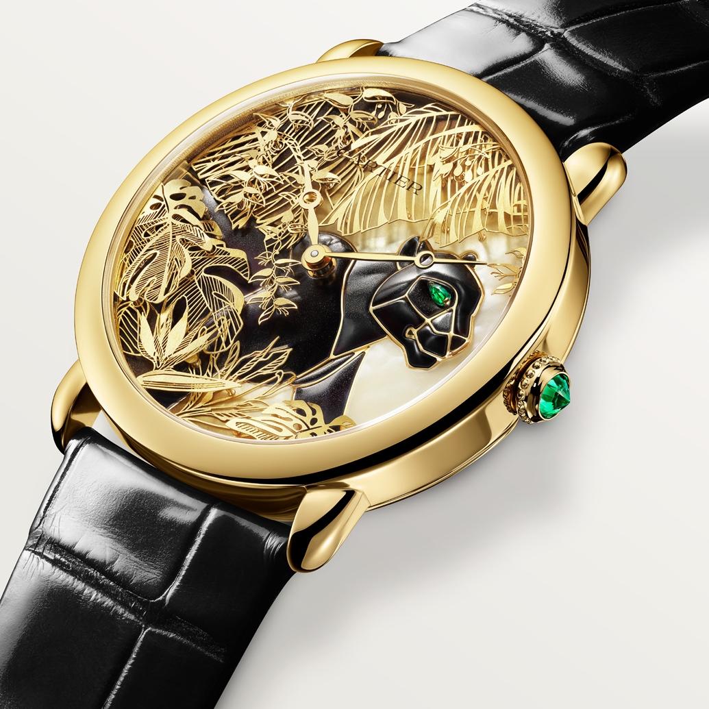 由卡地亞藝術大師工坊歷時三年研發出全新「黃金葉片」工藝，呈現層次分明的金色錶盤。