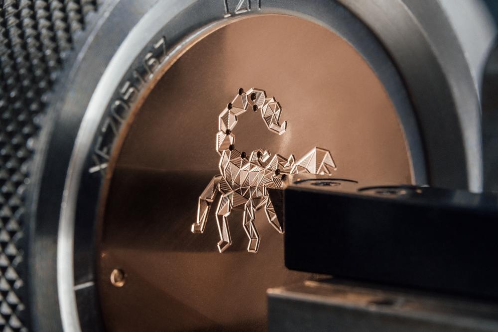 全新「位圖式機刻雕花」突破侷限性，使用手動方式將線條、點和三角形雕刻成具體、栩栩如生的圖像，例如星座或動物。