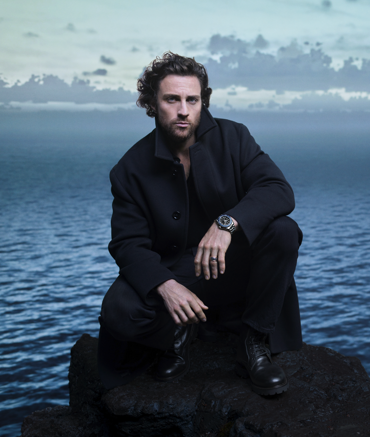 英國男星Aaron Taylor-Johnson佩戴全新海馬Planet Ocean 600米（藍色款），272,000元。