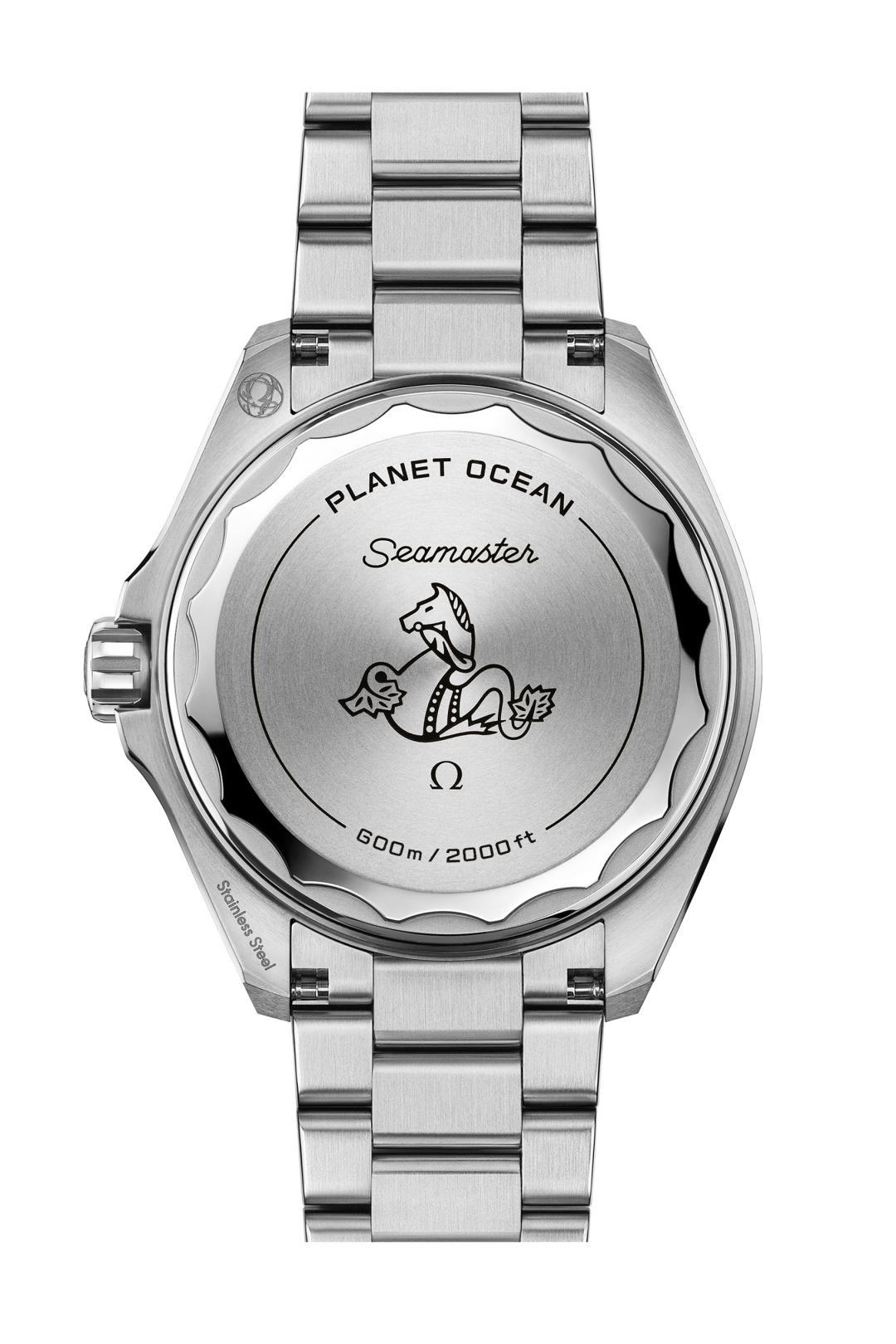腕錶配備5級鈦金屬旋入式底蓋，帶有波浪紋邊緣，並鐫刻「PLANET OCEAN」與「SEAMASTER」字樣、防水深度標示，經典OMEGA海馬徽章於中央位置。