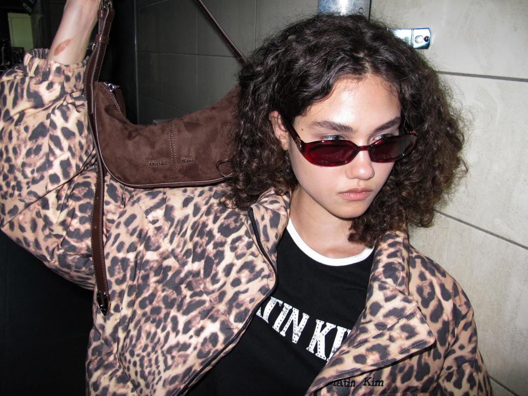 Matin Kim秋冬推出多款個性十足的羽絨外套，無論是低調的素面或是視覺印象強烈的豹紋款通通有。