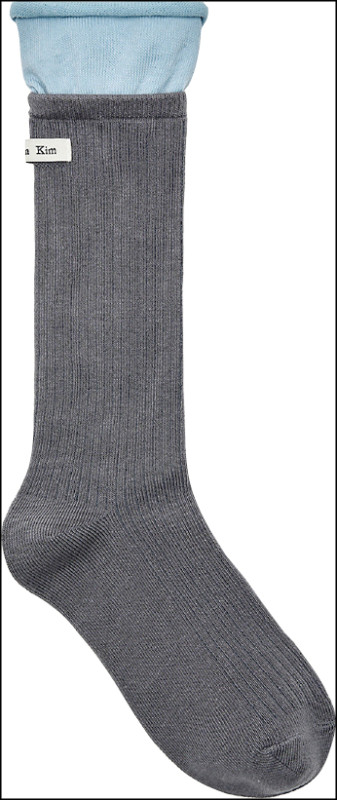 能為穿搭視覺大大加分的雙色拼接層次感中筒襪，590元。