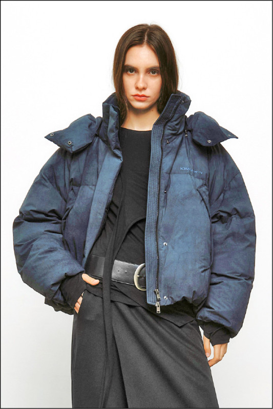 短版設計結合立領細節的垂墜感蓬鬆羽絨服，12,600元。