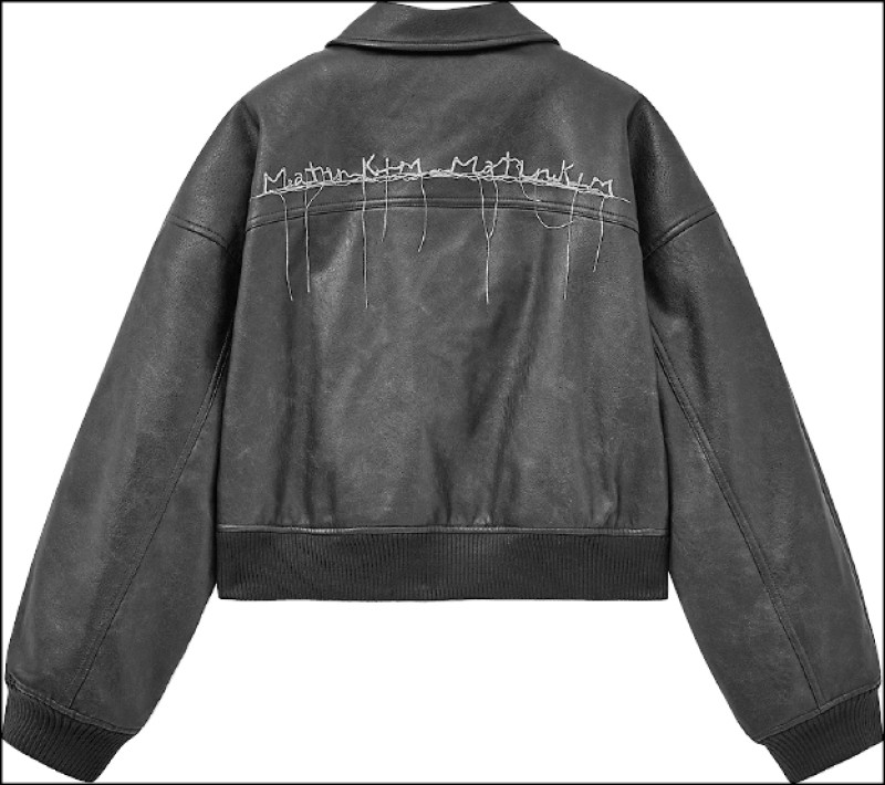 背面採用抽鬚刺繡展現驚喜細節。人造皮革外口袋夾克，9,900元。