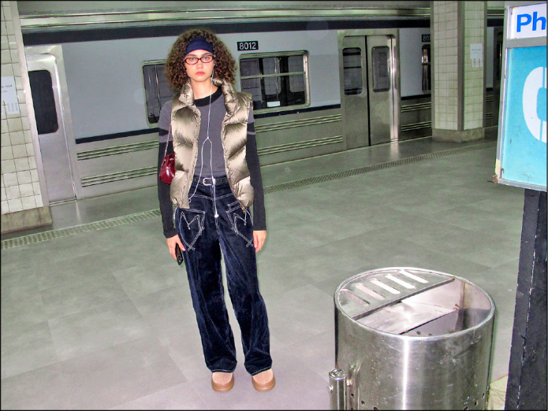 Matin Kim秋冬系列以獨特設計視角打造多款特色十足的個性褲款。圖為前後倒置的反絨寬牛仔褲，5,690元。