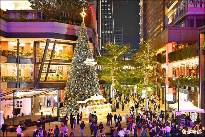 新光三越信義新天地打造巨型「傳遞幸福之樹」，15萬顆燈點亮浪漫氣氛。（記者胡舜翔攝）
