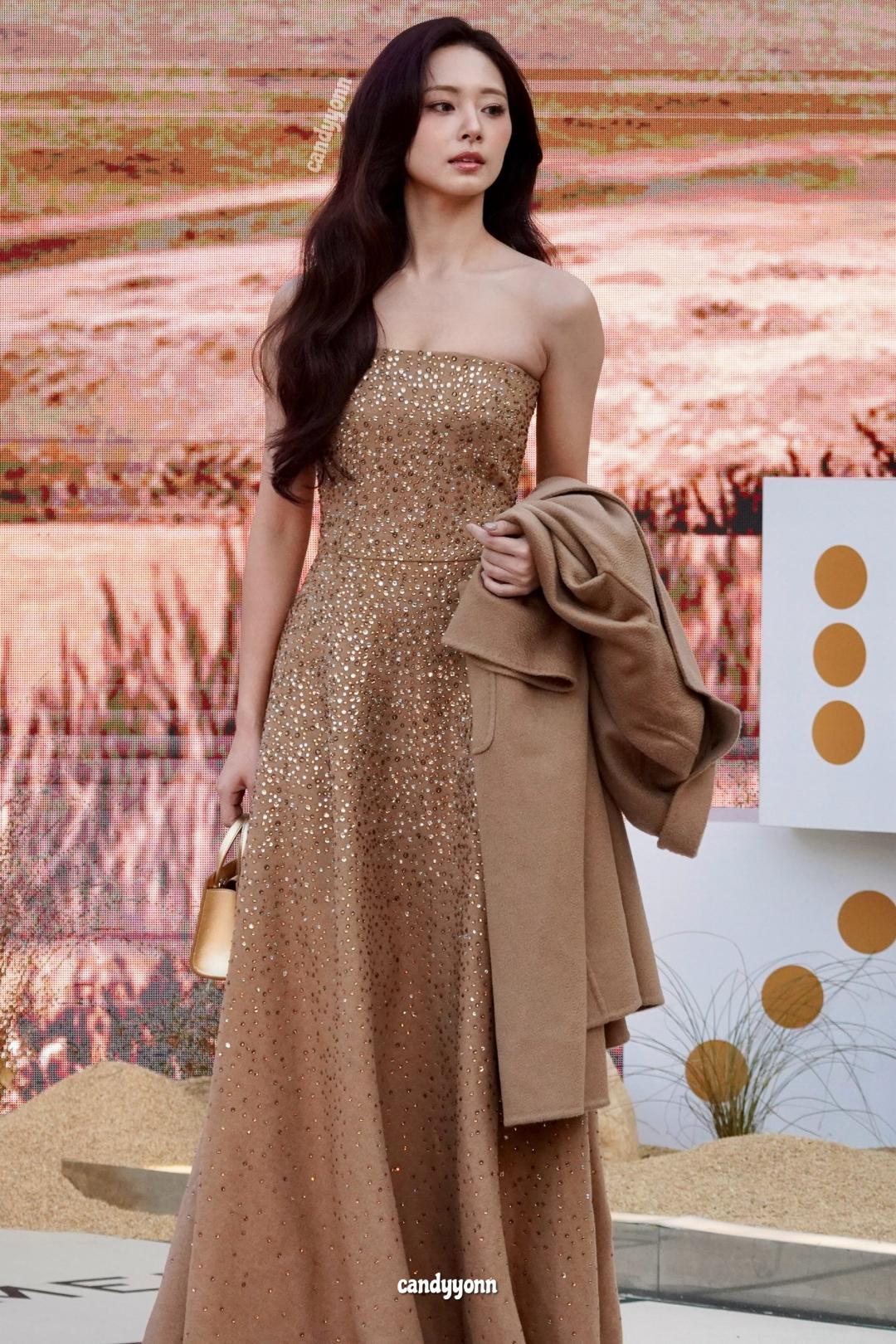 身材高䠷的子瑜，將大衣與禮服穿出超模級氣場。