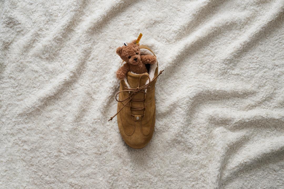 BOSSＸSteiff節日系列棕色麂皮拼接絨毛運動鞋，售價NT$10,900元。