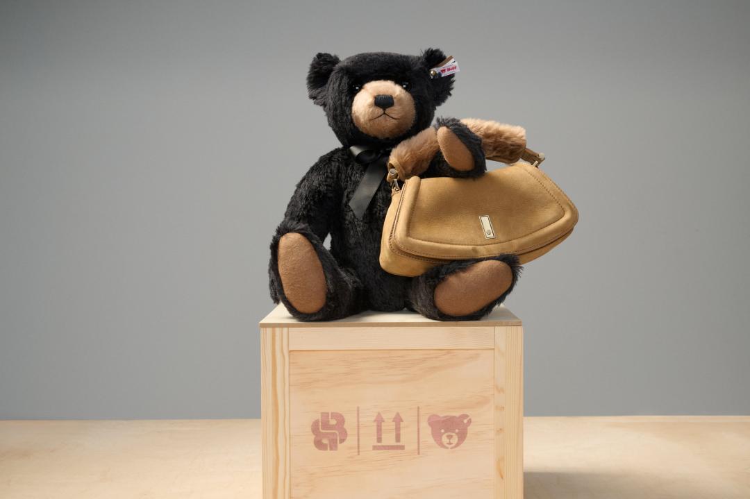 以正裝為主打的BOSS，因應年末佳節檔期，攜手泰迪熊始祖Steiff推出聯名系列。