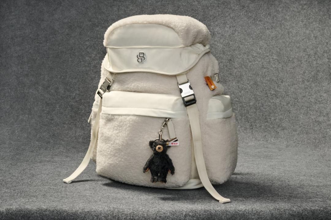 泰迪熊吊飾無論當作鑰匙圈，或是作為包包點綴，都從小地方為造型注入暖萌驚喜感。