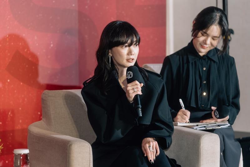 裴斗娜以一身極具細節的黑色造型，現身金馬電影大師課開講。（金馬執委會提供）