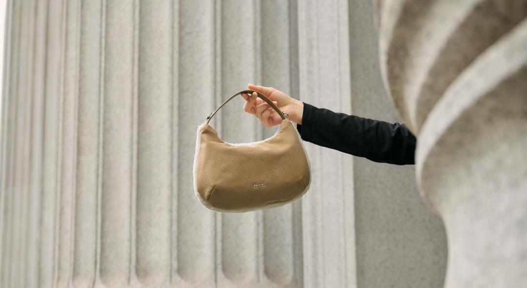 VOYAGE配件系列本季主打的毛絨彎月包。