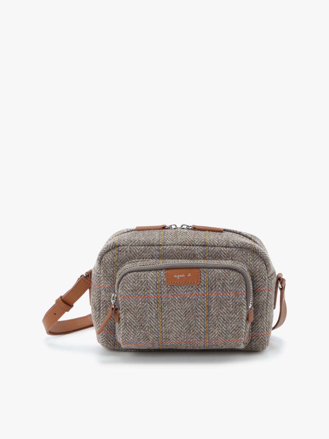 羊毛混色斜背包，7,980元。