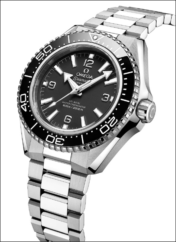 第四代Planet Ocean海馬腕錶的錶殼更纖薄，鍊帶也跟著調整，全面提升佩戴舒適度。黑色款搭配不鏽鋼鍊帶，272,000元。