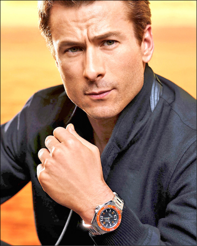 Glen Powell身兼演員、製片和編劇多重角色，一如他手上的海馬Planet Ocean 600米（橘色款），能應對生活中各種情境，279,000元。