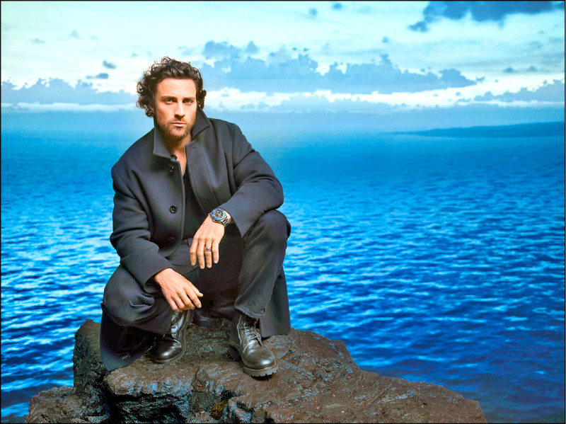 英國男星Aaron Taylor-Johnson佩戴全新海馬Planet Ocean 600米（藍色款），272,000元。