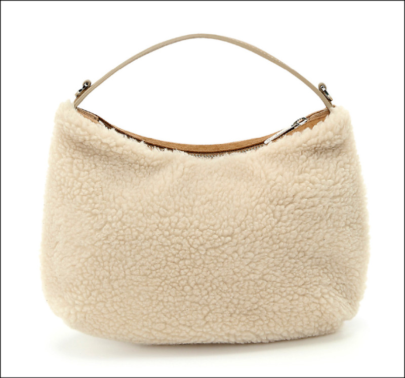 VOYAGE系列全新毛絨兩用肩背包，翻面（圖）呈現柔軟絨毛材質，能雙面搭配展現不同風情，9,580元。